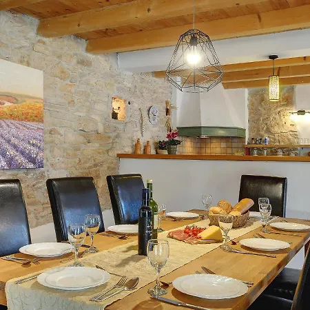 Hébergement de vacances With Private Pool In Istria Batlug