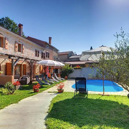 In With Private Pool Holiday home Batlug