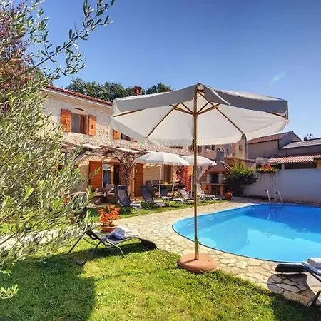 In With Private Pool Holiday home Batlug