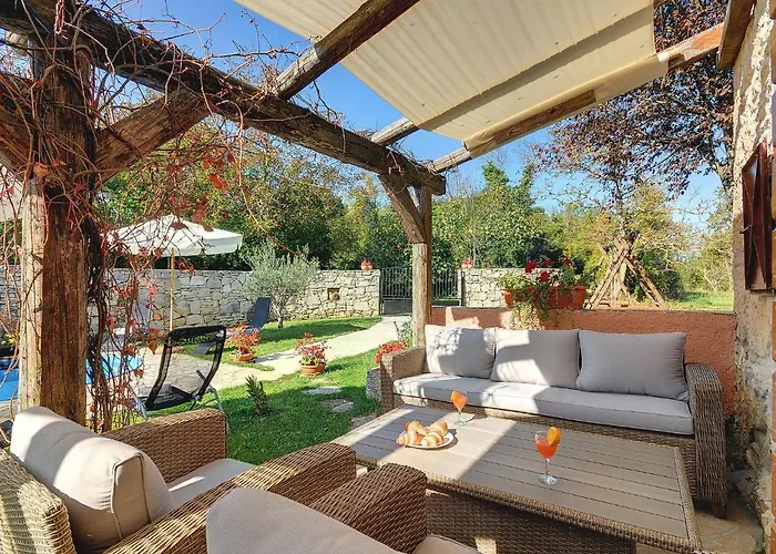 In With Private Pool Semesterbostad Batlug